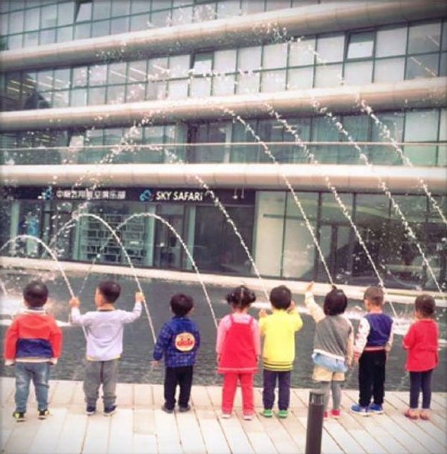 11. And here is the final of long distance peeing in the kids' league.