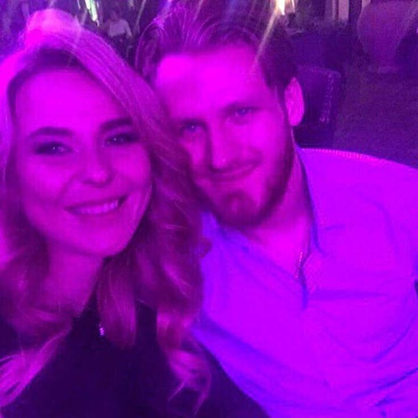 4. Несмотря на то, что подруги уговаривали невесту остановить свой выбор на классике от Веры Ванг, Пелагея решила надеть элегантное приталенное платье