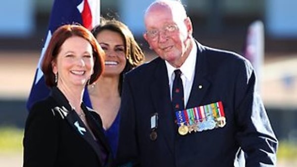 10. Представитель организации, вручавший награду Дону, отметил его такими словами: "Его добрые слова достигли огромных результатов, Дон спас несчетное количество жизней благодаря таким простым действиям."