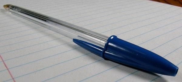 Mürekkebin kurumasını ve kalemin ucunun kullanılmadığı zaman etrafı lekelememesi için kullanılan kapaklar için ilginç bir özelliktir bu.