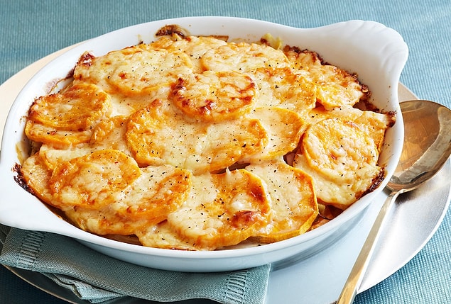 7. Patates gratenin kendini bulduğu an üzerindeki peynirlerin eridiği andır!