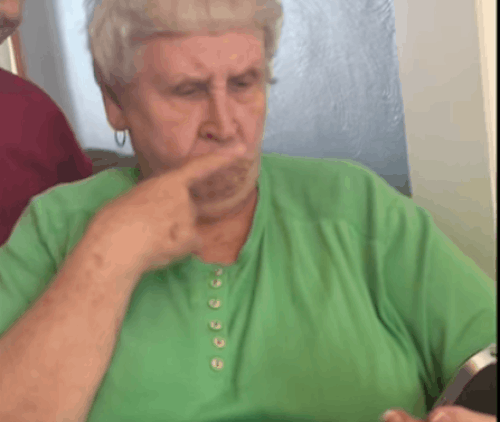 Yeni bir dedikodu öğrendiğinde altın gününü beklemeyip hemen WhatsApp'taki gruba yazan teyzeler, teyzelerimiz...