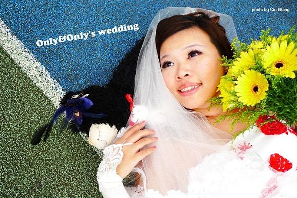 5. 30 yaşına geldiğinde toplum tarafından evlenmesi için yapılan baskılara dayanamayan Chen Wei, çareyi kendiyle evlenmekte buldu.