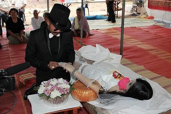 6. Ölen sevgilisiyle evlenen adam: Chadil Deffy!