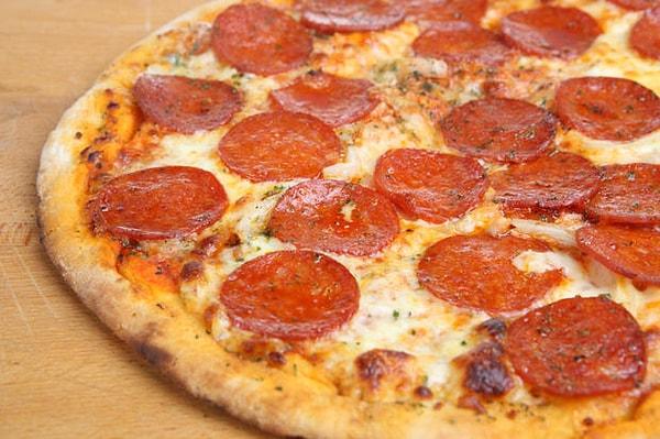 1. Tarihteki ilk pizza siparişi, 1889 yılında dönemin İtalya kraliçesi Margherita Savoy tarafından verilmiştir.