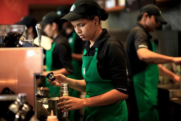 11. Starbucks çalışanlarının sözleşmelerinde "Güleceksiniz!" vardır