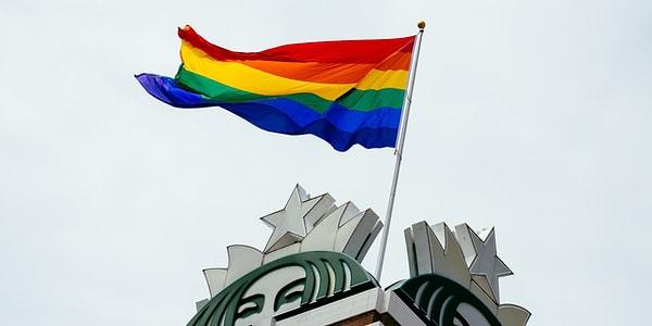 14. Tıpkı Apple gibi, Starbucks da etnik kökenleri ve cinsel eğilimleri destekler