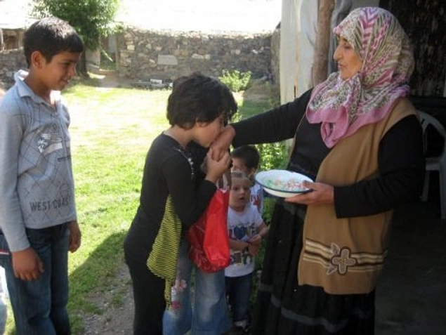 Bayramın en büyük şeker tüketicisi olan çocuklar için en dandik şekerler alınır, pahalı olanlar salonda misafire saklanır