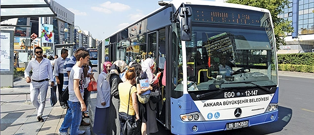 Taksitle alınan yepisyeni kıyafetler, ayakkabılar ile bayram süresince ücretsiz olan belediye otobüslerinde sıcak pres uygulamasına girilir