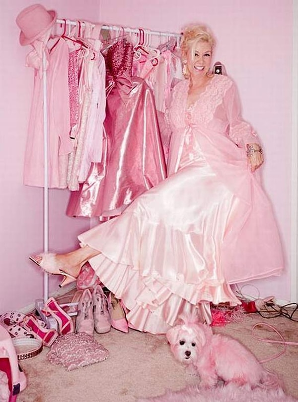 7. Киттен Кей Сера, которая утверждает, что получает море удовольствия от такой розовой жизни. Став очень популярной, она получает множество предложений на участие в различных программах.