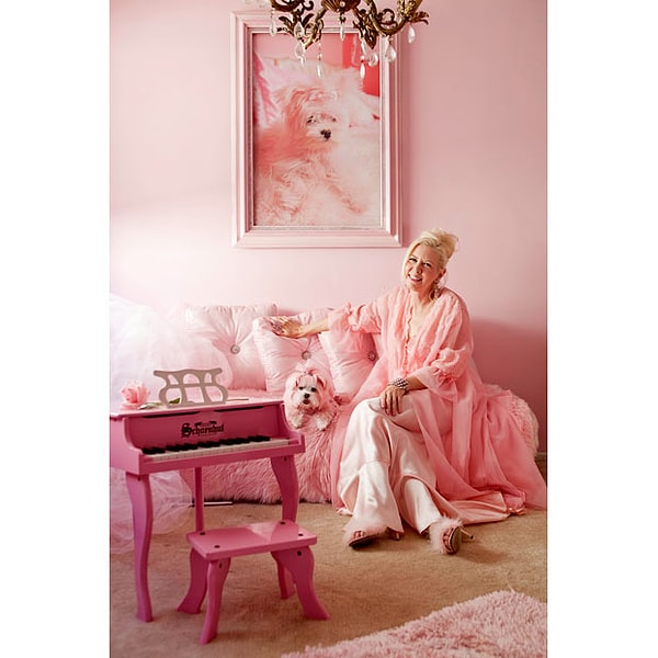 8. Большую часть времени Киттен проводит на съемках различных телепередач и журналов.