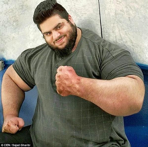 İranlı Hulk 175 kilo kadar kaldırabiliyor, yani kendi ağırlığından daha fazlasını... Zaten nasıl kaldırmasın şu yumruğa bakın balyoz gibi.