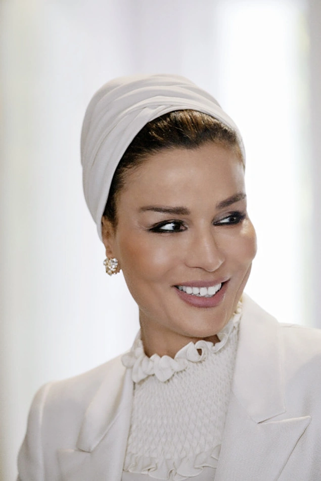 Bu gördüğünüz güzel kadın Sheikha Mozah!