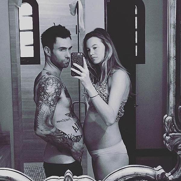 Daha sonra Adam Levine, Instagram hesabından bu esprili fotoğrafı paylaşmış ve karnını şişirerek hamile eşine destek vermişti.