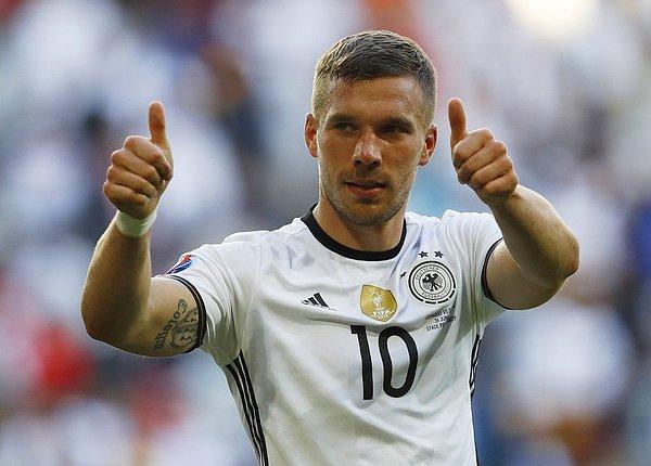 Podolski, Almanya ile 4 ayrı Avrupa Şampiyonası'nda oynayan 3. futbolcu oldu