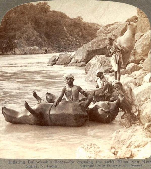 28. Himalayalar'daki nehirlerde karşıdan karşıya  geçerken kullanılan şişirilmiş inek derileri, 1903.