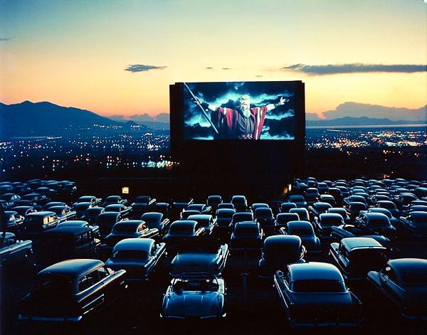 8. 1956 yapımı "10 Emir" filminin gösterildiği arabalı sinema, Utah, ABD, 1958.