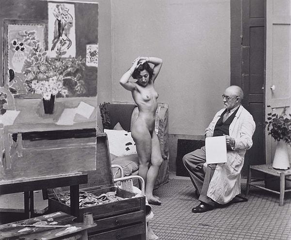 10. Henri Matisse çıplak bir modeli çizerken, Paris, 1939.