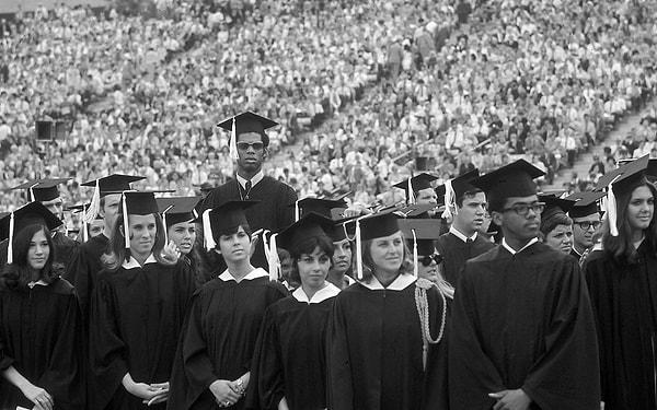11. Kareem Abdul-Jabbar Kaliforniya Üniversitesi, Los Angeles(UCLA)'tan mezun olurken,15 Haziran 1969.