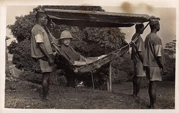 20. Bir İngiliz subay hamak ile seyahat ederken, Sierra Leone, 1920.