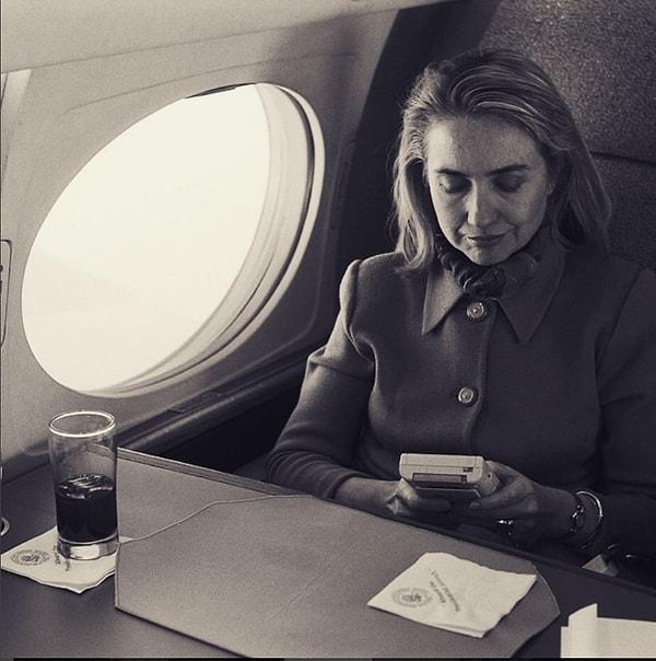 24. Hillary Clinton Gameboy oynarken, 6 Nisan 1993.