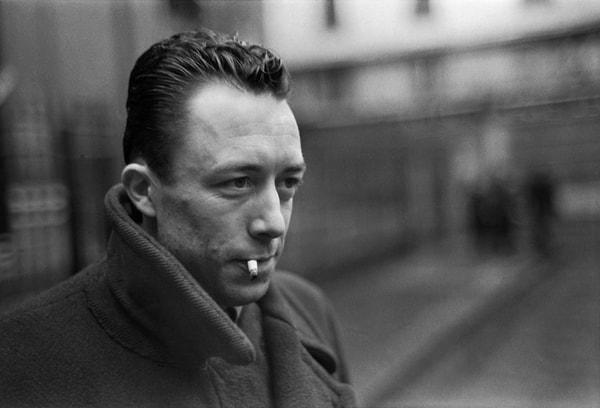 1. Camus aslında tam anlamıyla bir "Fransız" değildi. Babası Fransa, Bordeaux'luydu. Annesi İspanyol kökenliydi. Kendisi ise Cezayir doğumluydu.