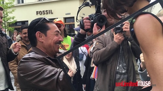 Художница из Швейцарии разрешила желающим прикоснуться к своим интимным частям тела