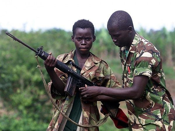 18. Silahlı çatışmalarda 300 bin çocuk asker savaşıyor.