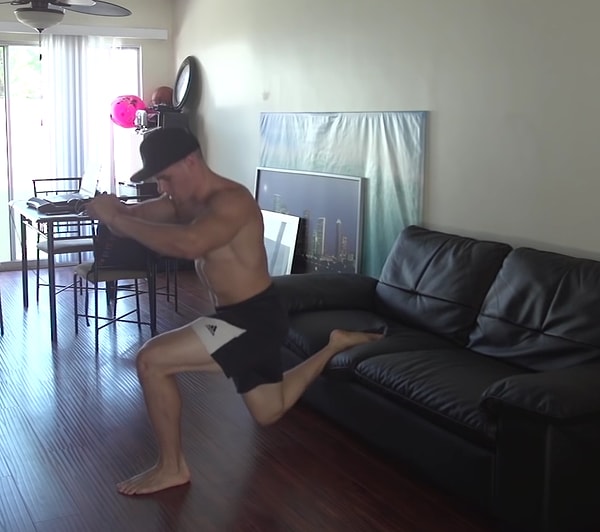 2. Выпады с растяжкой (12 раз на каждую сторону)