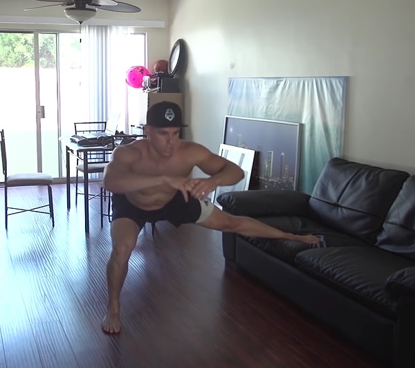 3. Боковые выпады (10 раз на каждую сторону)