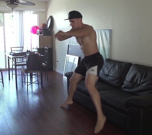 10. Прыжки в стороны из позиции сидя (15 раз)