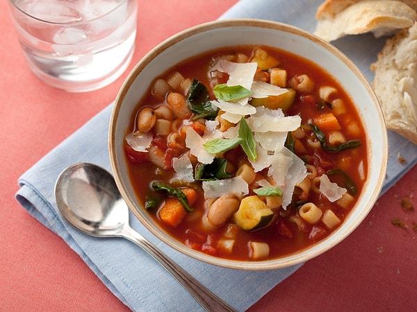 1. Bol bol sebze ve makarna içeren bir çorbaya ne dersiniz?