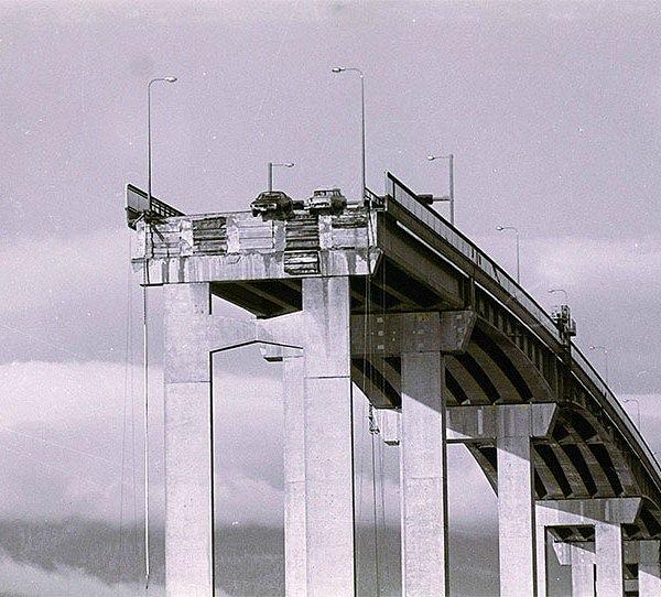 15. 12 kişinin yaşamını yitirdiği Tasman Köprüsü Felaketi'nde köprünün taşıyıcı ayaklarından bir kısmının çöktüğü sırada asılı kalan iki araba , Tazmanya, 1975.