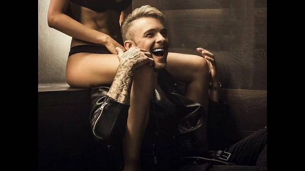 9. А с Викторией Егор познакомился на съемках собственного клипа «Мне нравится», в котором и снялась девушка