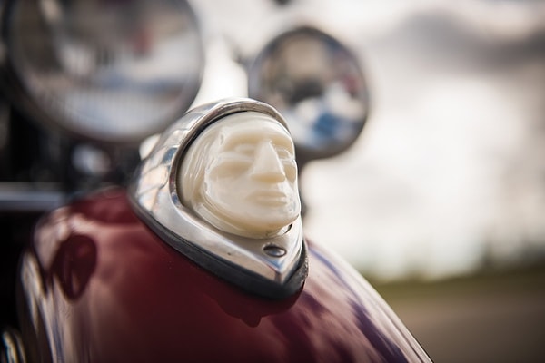 6. В 1930-х Indian добавили, теперь уже культовое, лого – голову индейца – на передний щиток. Эта деталь до сегодняшнего дня присутствует во всех моделях.