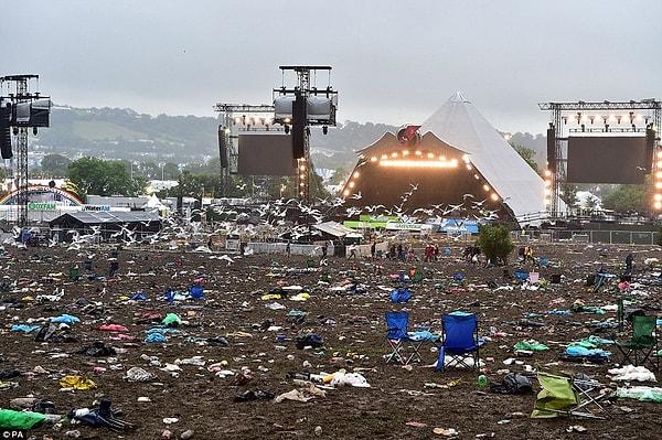 Burası çöplük değil, burası terkedilmiş bir yer de değil. Burası Avrupa'nın en büyük müzik festivallerinden biri olan Glastonbury'e ev sahipliği yapan alan.