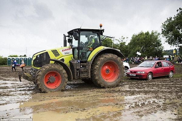 Festival yetkilileri günler önceden uyarmış, "ortam çok çamurlu arabayla gelmeyin, saplanır kalırsınız" diye.