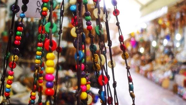 Çekiciler Çarşısı, Amasra merkezinde, yöreye özgü el emeği, göz nuru hediyelik ürünlerin satıldığı küçük bir çarşı...