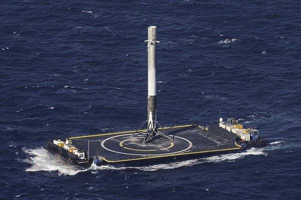4. Uzaya gönderilen bir roket, tekrar kullanılması amacıyla başarılı bir şekilde okyanusa indirildi.