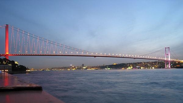 4. Bildiğin gibi İstanbul Boğazı iki kıtayı birbirinden ayırıyor. Peki bu iki kıtayı birbirine bağlayan Boğaziçi Köprüsü ne zaman açıldı?