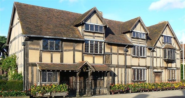 2. Shakespeare, ailenin üçüncü çocuğu olarak görseldeki Stradford-on-Avon'da bulunan bu evde dünyaya geldi.