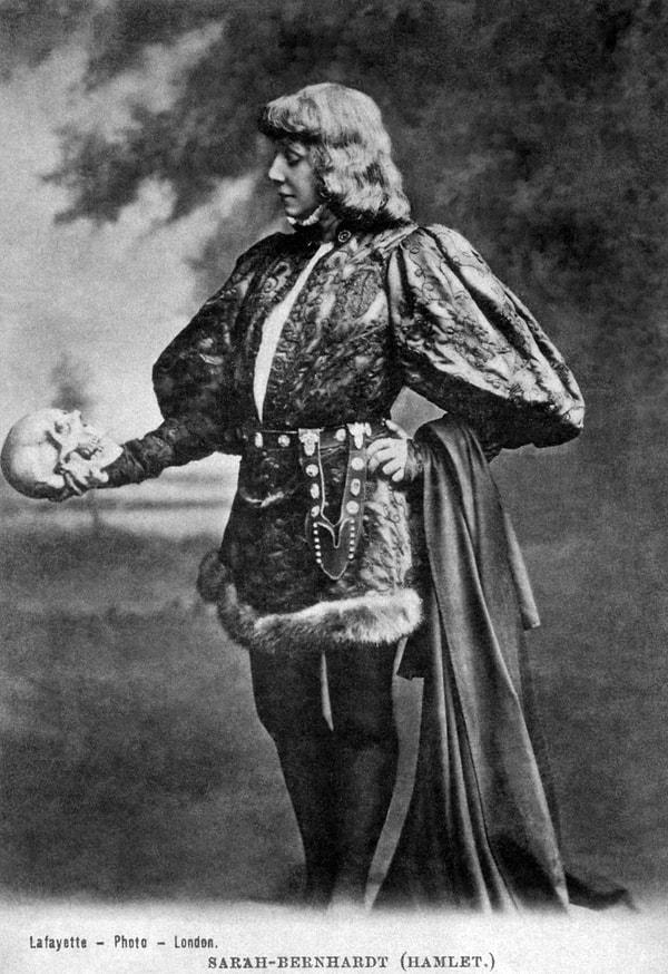 8. Shakespeare yaşamı boyunda toplam 38 eser vermiştir. En uzun oyunu Hamlet olup 1613 yılında 49 yaşındayken yazdığı son oyun ise İki Soylu Akraba'dır.