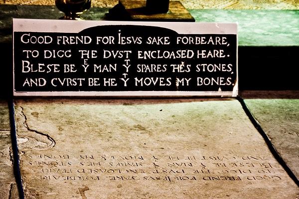 13. Shakespeare 1616 tarihinde doğduğu yer olan Stradford-on-Avon'da vefat ettiğinde o sıralar mezar hırsızlığı çok olağan bir durummuş.