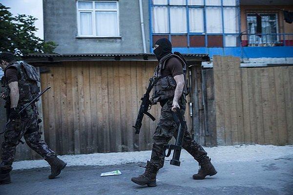 İzmir'de 9 gözaltı