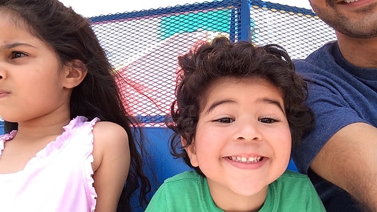 Мальчик невероятно счастлив тому, что папа забирает его из школы