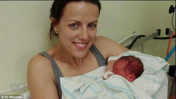 Lauren ikiz bebeklerini kucağına aldı, birkaç ay sonra kendi de doğum yaptı.