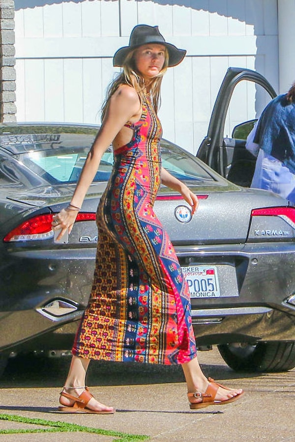 4. Кроме того, девушка активно публикует свои снимки в Инстаграме. Глядя на её одежду, невозможно не заметить изменения в фигуре.