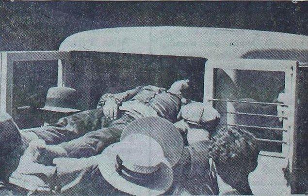 İstanbul'un ilk sıhhi imdat otomobili, Yemiş semtinde bir vakaya müdahale ederken (1935)