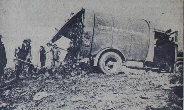İstanbul'un ilk otomatik çöp kamyonu, Şişli - Hürriyet Tepesi civarında görev başında. (Ekim 1936)