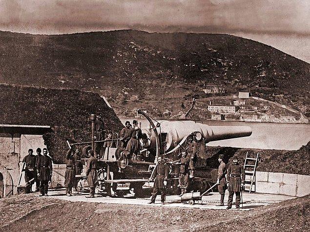 Boğaz'da top atışı yapmaya hazır Türk Askerler.